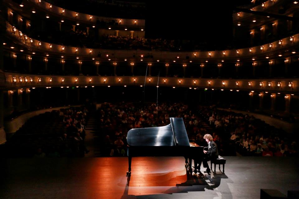 http://www.piano.or.jp/report/04ess/livereport/images/20130601_Nikolay_%20The%20Cliburn_RalphLauer.jpg